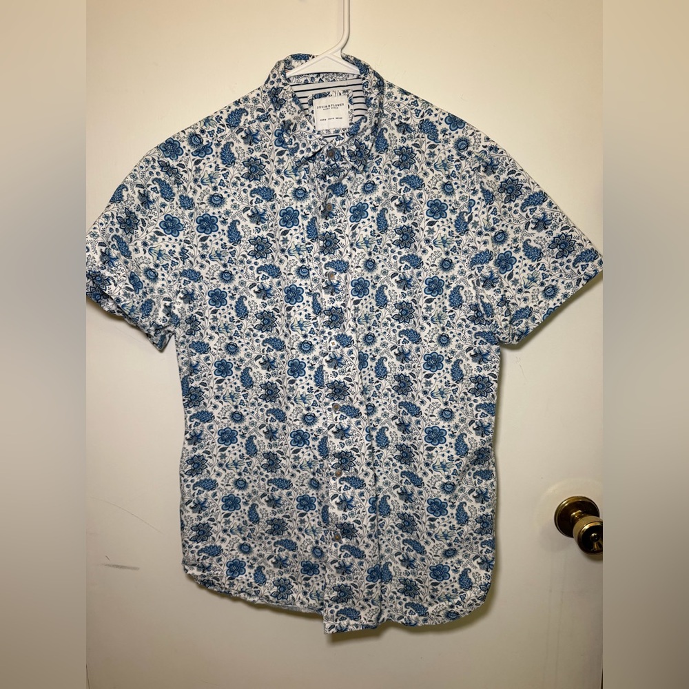 Denim & Flower Blue and White Floral Short Sleeve Button-Down Shirt